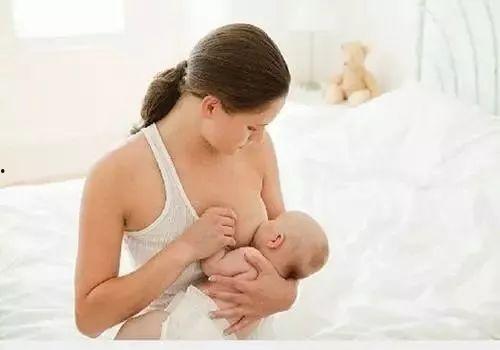 躺着喂奶视频,轻松育儿，温馨时光