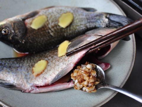 凉拌鲫鱼的做法视频,鲜美滋味一网打尽